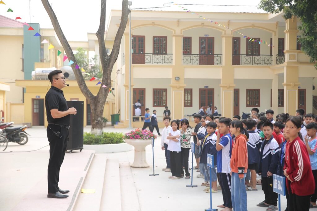 Bùng Nổ Năng Lượng Tại THCS Văn Bình: Diễn Giả Nguyễn Thế Việt Truyền Lửa Kỹ Năng Làm Việc Nhóm