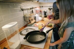 Hướng dẫn trẻ tự nấu những món ăn đơn giản: Bắt đầu từ món bún khô dinh dưỡng - vietfuture tin giáo dục