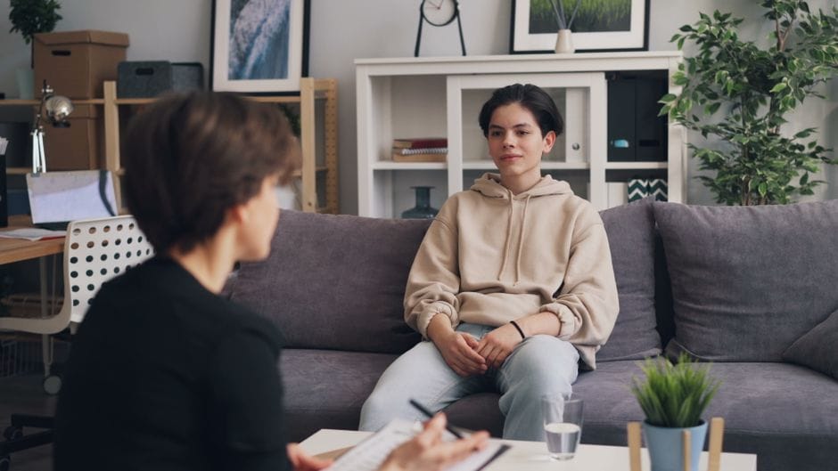 Con trai tuổi dậy thì lầm lì không chịu giao tiếp: Cách cha mẹ thấu hiểu và kết nối lại