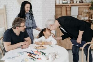 Tác hại của việc cha mẹ bao bọc con quá mức và cách giúp trẻ tự tin từ VietFuture - vietfuture tin giáo dục