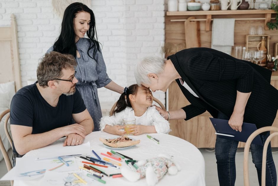 Tác hại của việc cha mẹ bao bọc con quá mức và cách giúp trẻ tự tin từ VietFuture