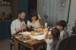 Tại sao phụ huynh cần làm gương không dùng điện thoại trong bữa ăn tại Hà Nội? - vietfuture tin giáo dục