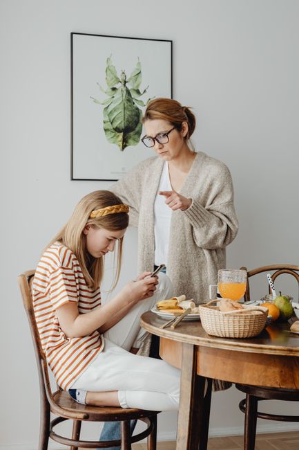 Con cáu gắt khi bị cấm dùng điện thoại tại Hà Nội: Cha mẹ cần làm gì để quản lý hiệu quả?